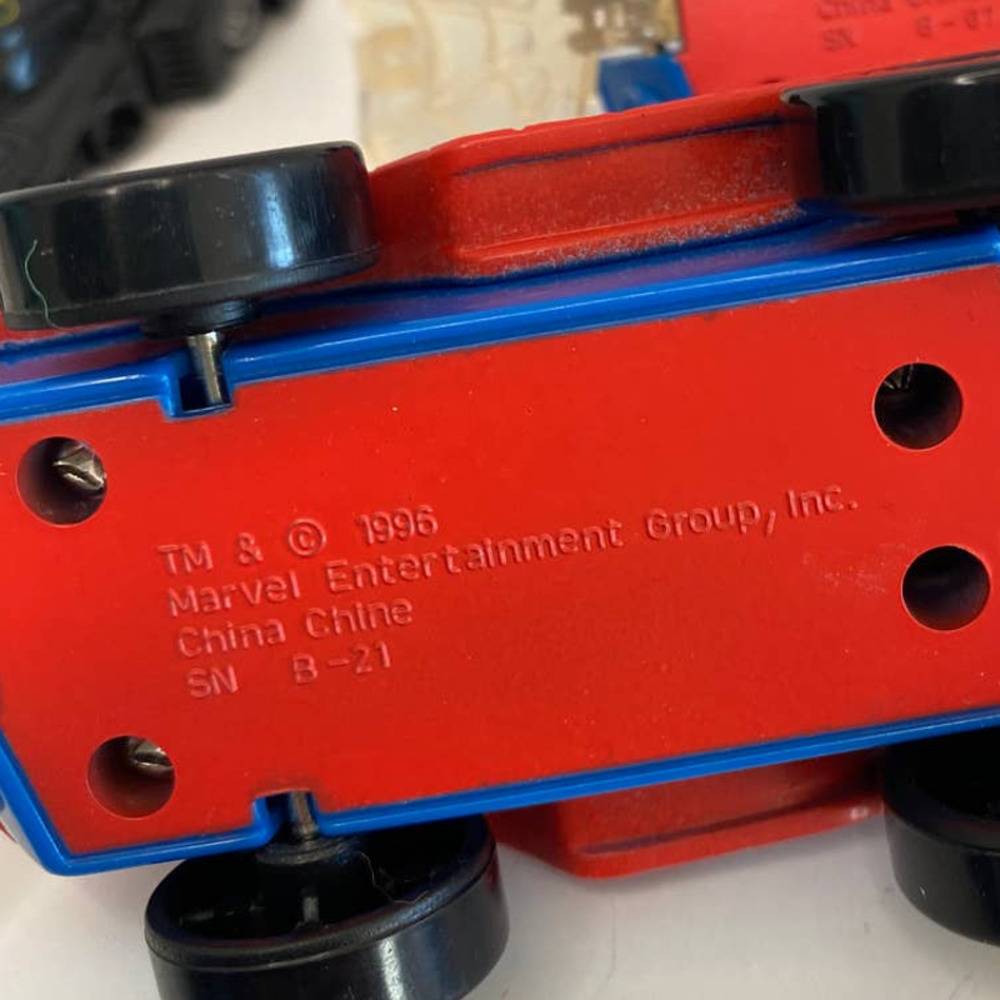 VINTAGE 1990'S MARVEL and DC COMIC Toy Bundle of 11 Pieces - Picture 9 of 10